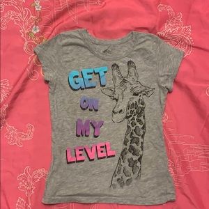 Girls gray t shirt with giraffe